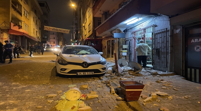 Kağıthane'de bir dairenin balkonu çöktü 