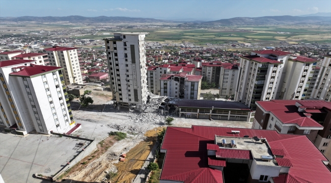 Kahramanmaraş'ta bina yıkım ve enkaz kaldırma çalışmaları sürüyor