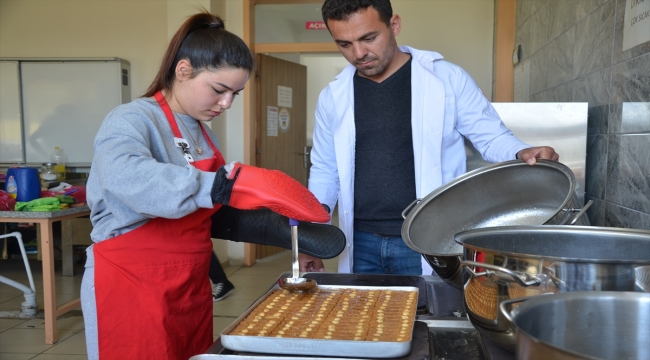 Kahramanmaraş'ta liseliler depremzedeler için "şambali tatlısı" yaptı