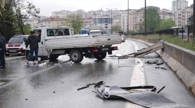 Kartal'da bariyerlere çarpan kamyonetin sürücüsü yaralandı