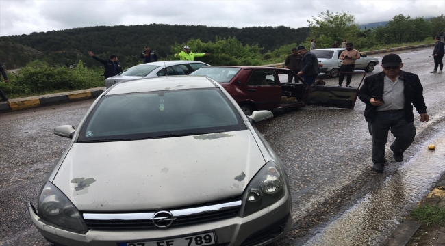 Kastamonu'da 3 aracın karıştığı kazada iki kişi yaralandı