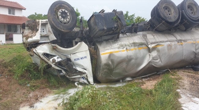 Kırklareli'nde otomobille çarpışan tankerin sürücüsü yaralandı