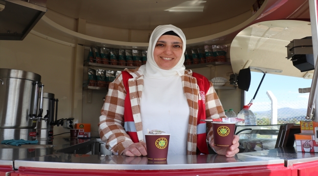 Konteyner kentteki depremzedelere günlük 2 bin bardak kahve ikram ediliyor