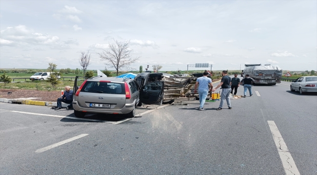 Konya'da kamyonet ile otomobilin çarpıştığı kazada 5 kişi yaralandı