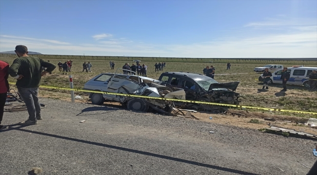 Konya'da ticari araç ile otomobilin çarpıştığı kazada 5 kişi öldü