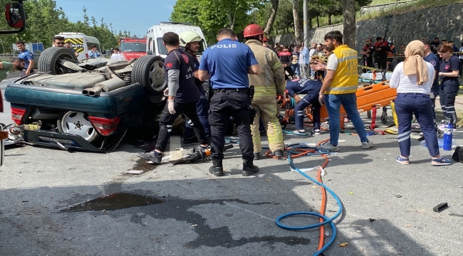 Küçükçekmece'de ağaca çarpan otomobil takla attı, 5 kişi yaralandı 