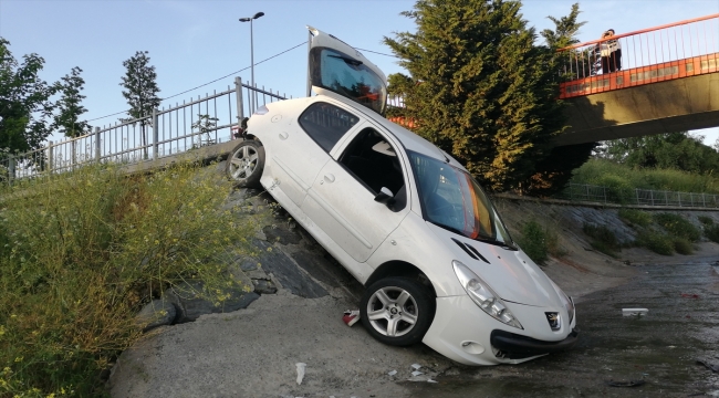 Küçükçekmece'de dereye düşen otomobildeki 4 kişi yaralandı