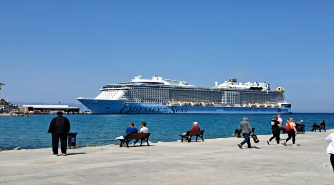 Kuşadası'na dev kruvaziyerle 4 bin 200 turist geldi