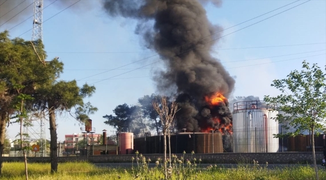 Mardin'de asfalt depolama tankında çıkan yangın söndürüldü