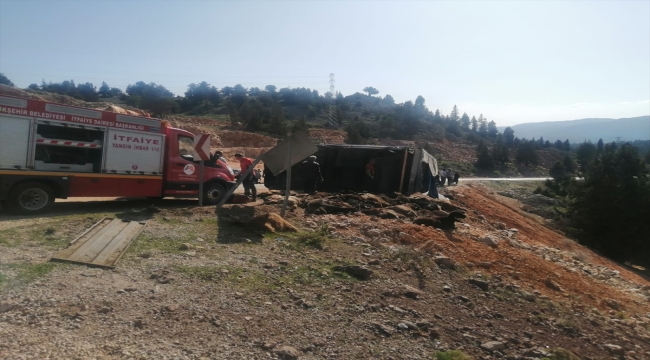 Mersin'de tırın devrilmesi sonucu 60 küçükbaş hayvan telef oldu