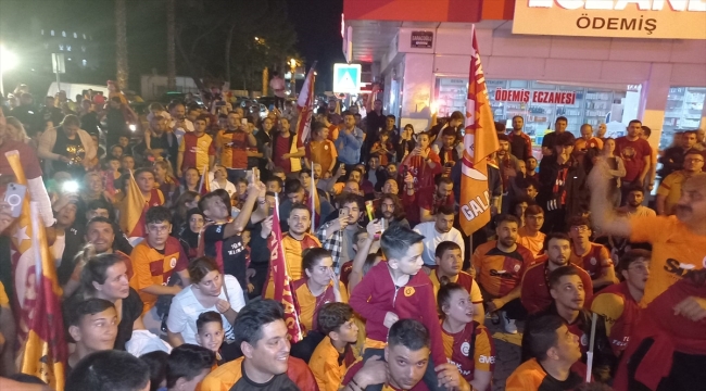 Ödemiş'te Galatasaraylı taraftarlar şampiyonluğu kutladı