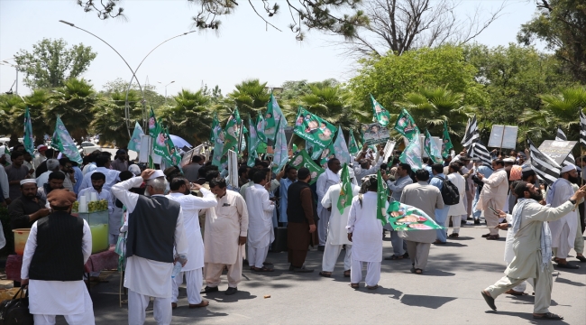 Pakistan'da, "İmran Han yanlısı tutumu" nedeniyle Anayasa Mahkemesi protesto ediliyor