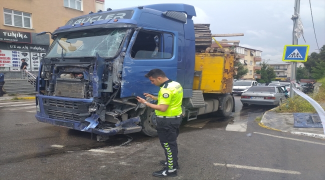 Pendik'te tır ile İETT otobüsünün çarpıştığı kazada 5 kişi yaralandı