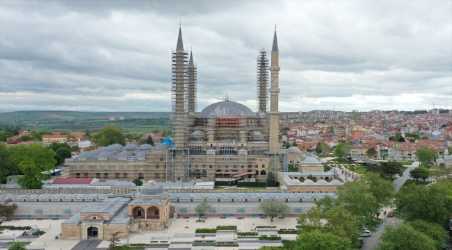 Restorasyondaki Selimiye Camisi'nin ana kubbesinde kurşun örtü çalışmaları tamamlandı