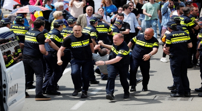 Rus yolcu uçağı, 2019'dan bu yana ilk kez doğrudan uçuş yaptığı Gürcistan'da protesto edildi