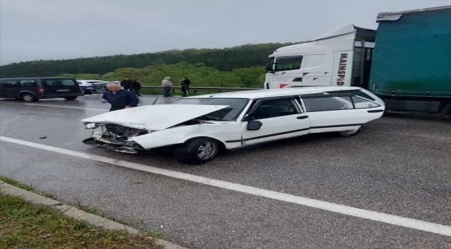 Samsun'da kazaya müdahale eden polis aracına çarpan otomobildeki 3 kişi yaralandı