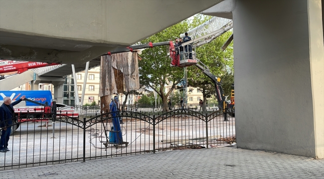 Sondaj makinesi yüklü çekicinin çarptığı yaya üst geçidinden bir çocuğun düşme anı kamerada