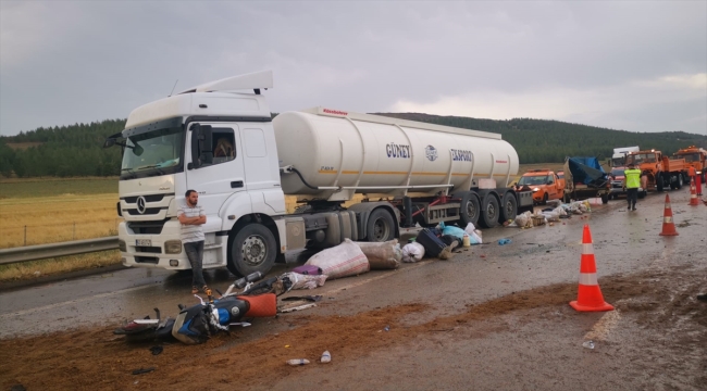 TAG Otoyolu'ndaki zincirleme trafik kazasında 2 kişi öldü, 20 kişi yaralandı