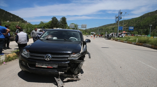 Tokat'ta kamyonet ile otomobilin çarpıştığı kazada 7 kişi yaralandı