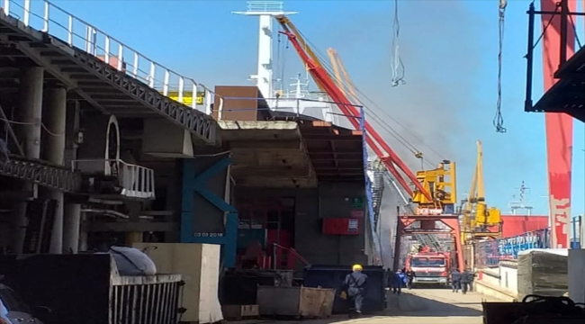 Tuzla'da tersanede bakıma alınan yük gemisinde yangın çıktı