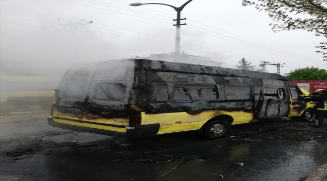 Van'da bir yolcu minibüsü yandı