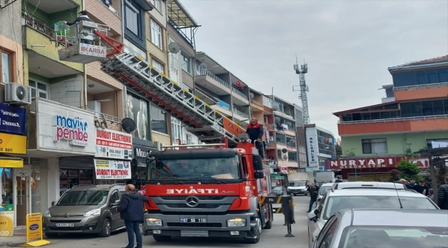 Zonguldak'ta evin penceresinden kaçan papağanı itfaiye yakaladı