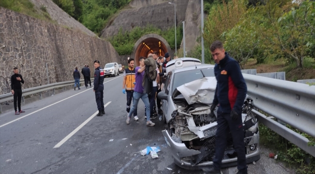 Zonguldak'taki hafif ticari araç ile otomobilin çarpıştığı kazada 4 kişi yaralandı