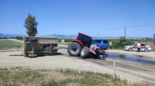 Adana'da traktörle çarpışan otomobildeki sürücü, eşi ve oğlu yaralandı