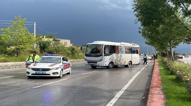 Afyonkarahisar'da askeri midibüsün devrilmesi sonucu 10 kişi yaralandı