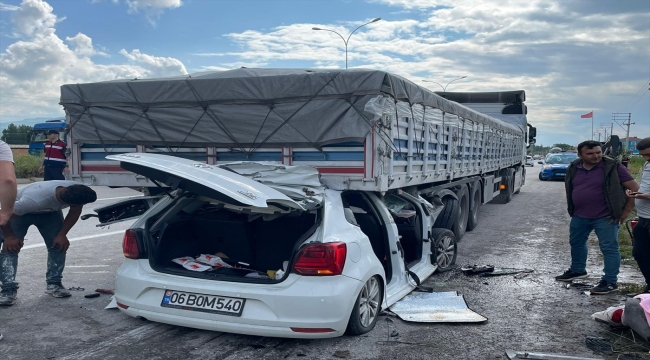 Afyonkarahisar'da tırın dorsesine çarpan otomobildeki 2 kişi ağır yaralandı