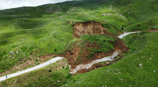 Afyonkarahisar'da yayla yolu heyelan nedeniyle ulaşıma kapandı