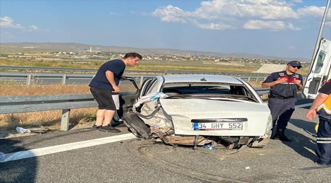 Aksaray'da bariyerlere çarpan otomobildeki çocuk öldü, 7 kişi yaralandı