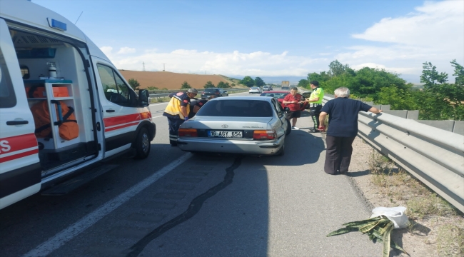 Amasya'da bariyere çarpan otomobildeki 5 kişi yaralandı