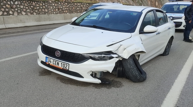 Amasya'da otomobilin bariyerlerde sürüklenme anı güvenlik kamerasınca kaydedildi