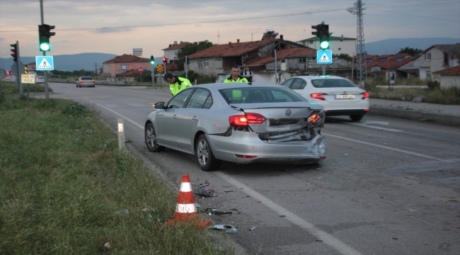 Amasya'da üç aracın karıştığı zincirleme trafik kazasında 5 kişi yaralandı