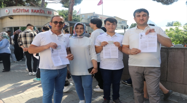 Amasya'da YKS adayı sınava babası ve amcasıyla girdi