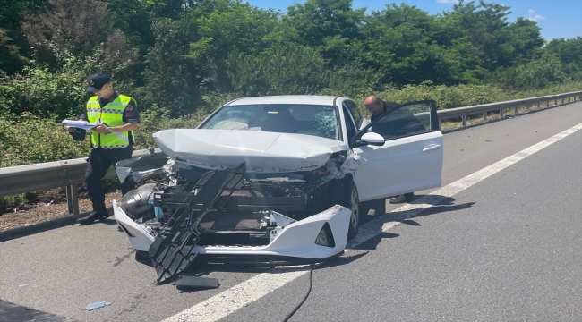 Anadolu Otoyolu'nda oto kurtarıcıya çarpan otomobildeki 4 kişilik aile yaralandı