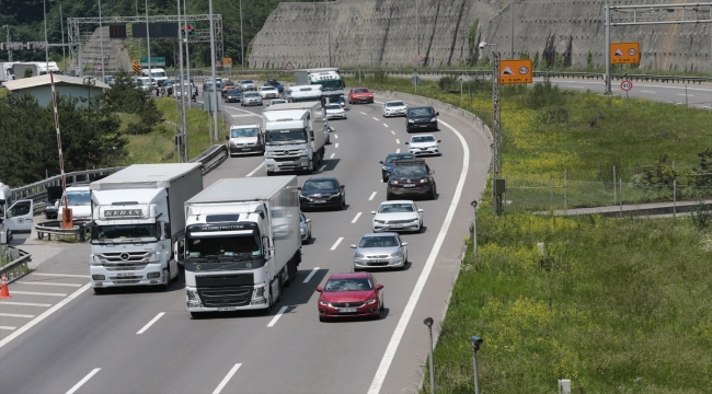 Anadolu Otoyolu'nun Bolu geçişinde bayram trafiği başladı