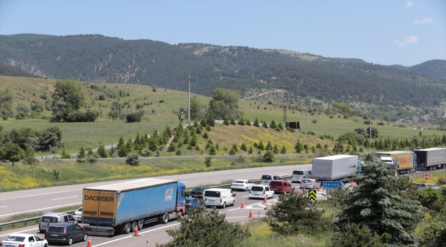 Anadolu Otoyolu'nun Düzce ve Bolu geçişinde bayram yoğunluğu