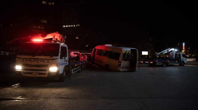 Ankara'da personel servisi ile otomobilin çarpıştığı kazada 3 kişi yaralandı