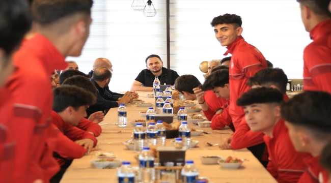 Ankara Keçiörengücü yönetimi, şampiyon U17 takımıyla bir araya geldi