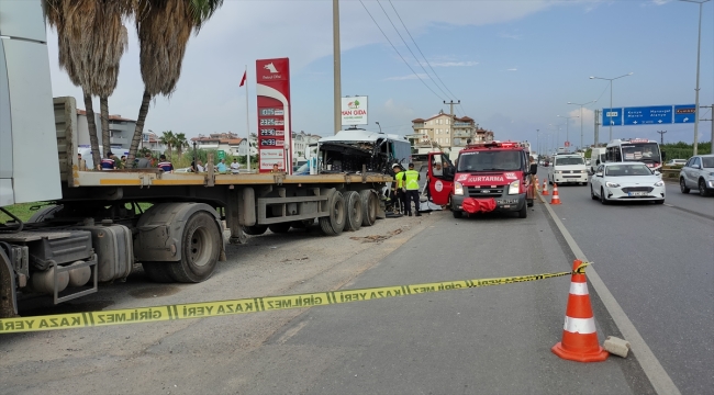 Antalya'da park halindeki tıra çarpan tur minibüsünün sürücüsü öldü, 5 kişi yaralandı