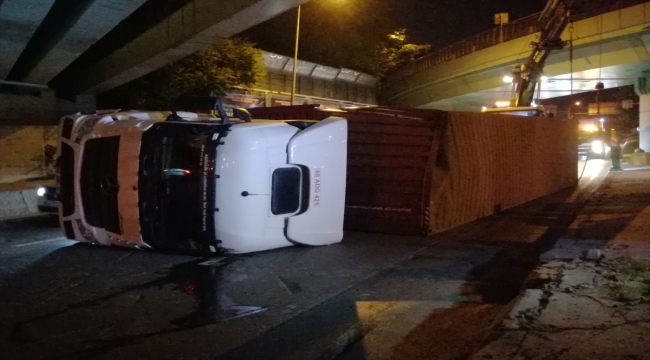 Bakırköy'de üst geçide çarpan tır devrildi 