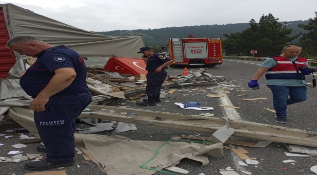 Balıkesir'de şarampole devrilen tırın sürücüsü öldü