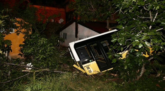 Beykoz'da freni boşalan park halindeki İETT otobüsü evin bahçesine düştü 