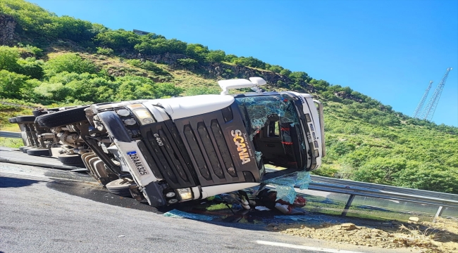 Bitlis'te devrilen tırdaki 1 kişi öldü, 1 kişi yaralandı