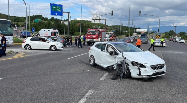 Bolu'da çarpışan iki otomobildeki 9 kişi yaralandı