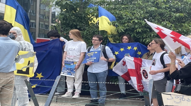 Brüksel'de AB Liderler Zirvesi sırasında Rusya karşıtı protesto