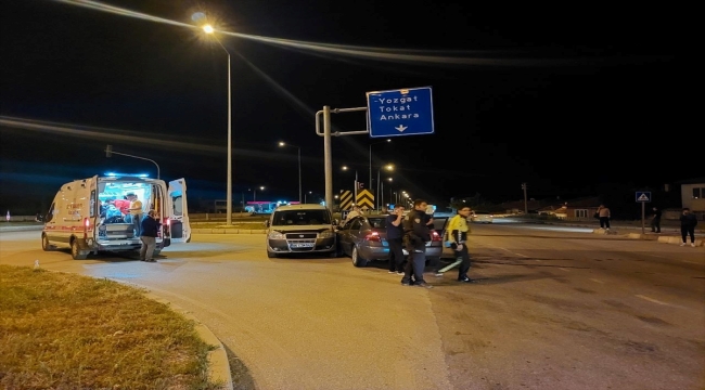 Çorum'da iki otomobil çarpıştı, 3 kişi yaralandı