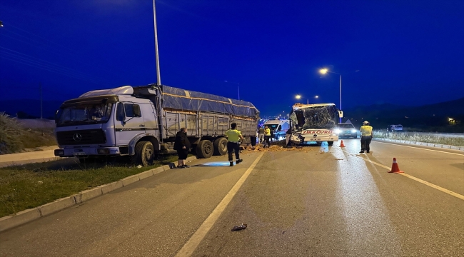 Çorum'da yolcu otobüsü ile tuğla yüklü kamyon çarpıştı: 1 ölü, 9 yaraladı